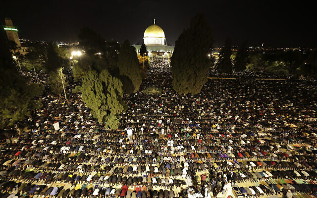 muslim-throng-at-al-aqsa.jpg